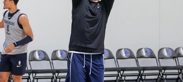 三亿体育体育亚洲官网-NBA球队备战总决赛，独行侠队斗志昂扬