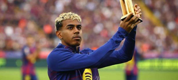 三亿体育体育官方-皇马逆转巴萨登顶西甲榜首，梅西怒批裁判失误导致比赛失利