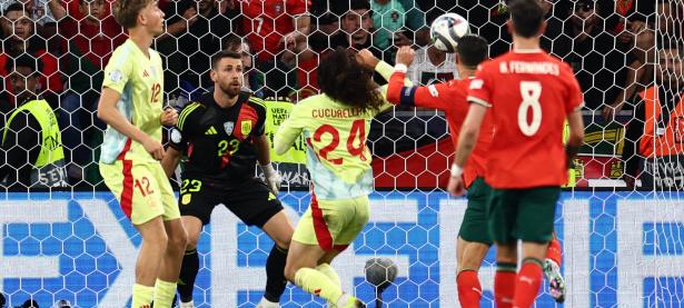 三亿体育体育下载-欧国联比赛重燃战火，球员们全力拼搏