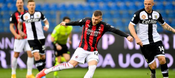 三亿体育体育网页版-米兰球队上演意甲双雄对决，谁能笑到最后