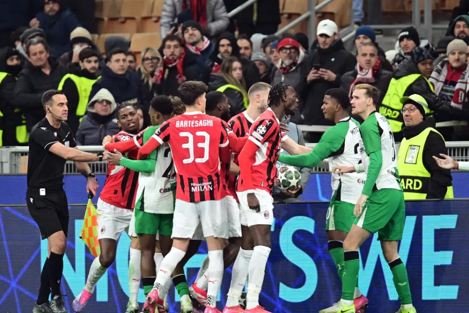 包含AC米兰主场惊险胜利，欧冠资格前景微妙的词条