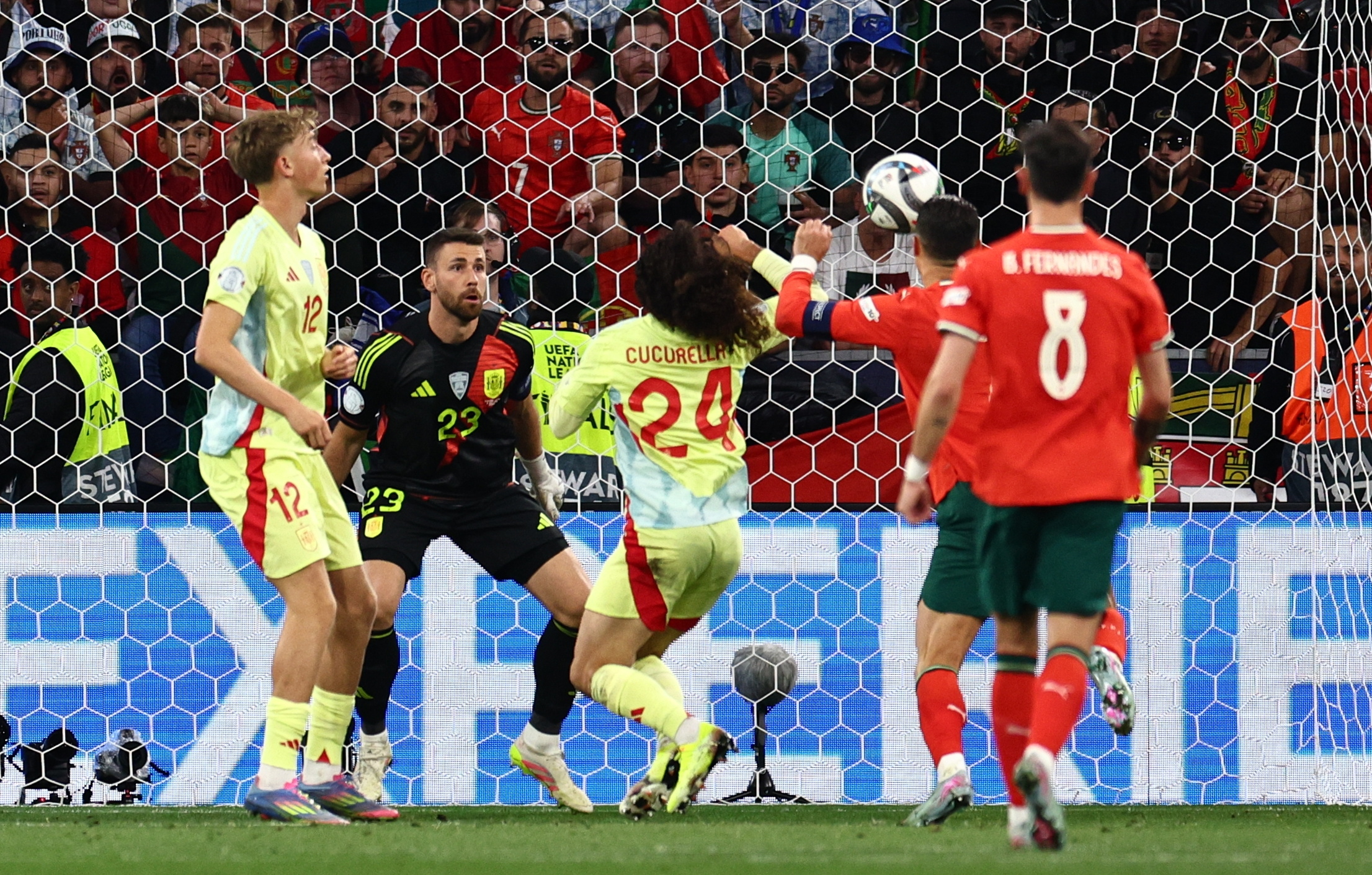 欧国联比赛重燃战火，球员们全力拼搏