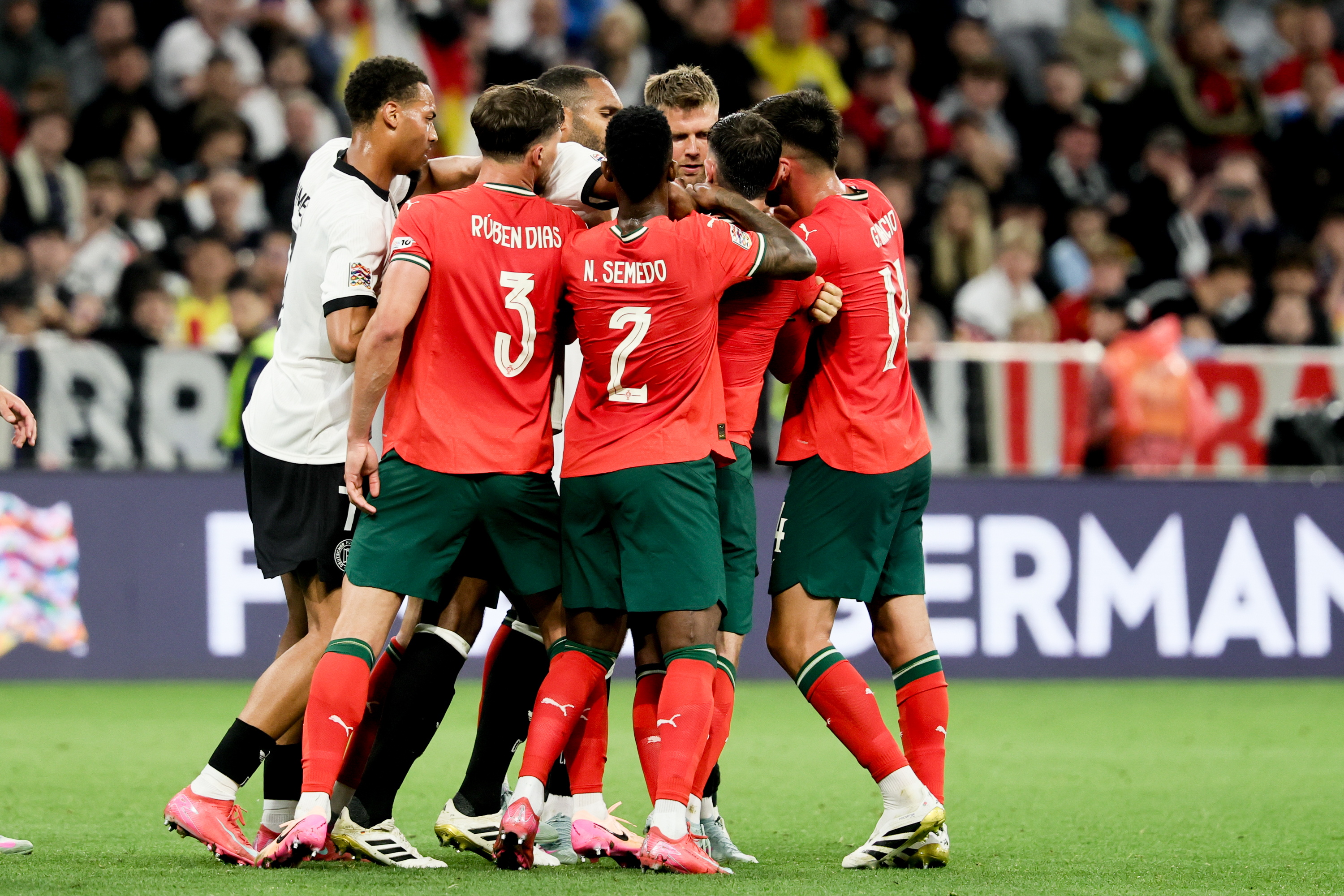 欧国联比赛重燃战火，球员们全力拼搏