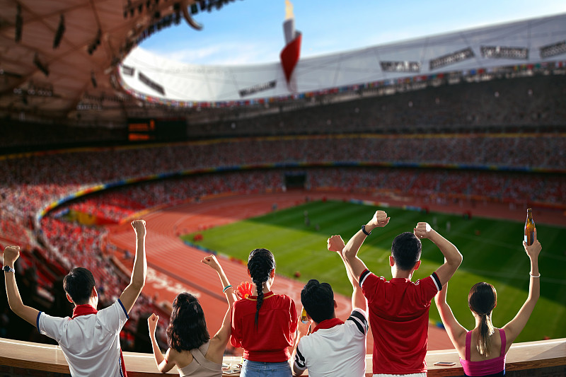 女子足球赛场上体现出不同风格，引起球迷热议