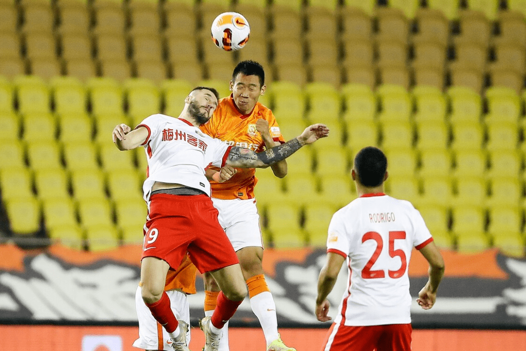 包含不伦瑞克雄狮客场大胜，终结连败势头的词条